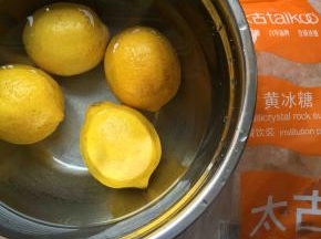 柠檬用盐搓一下，然后在盐水里泡半小时。