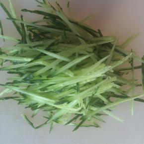 黄瓜擦成细丝。