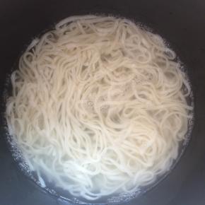 面条开水煮熟后，过凉水。