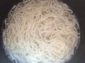 面条开水煮熟后，过凉水。