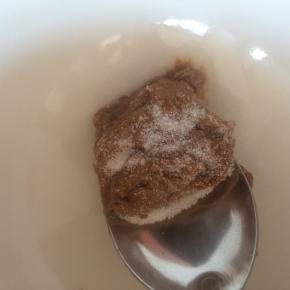 芝麻酱中加入少许盐，生抽。