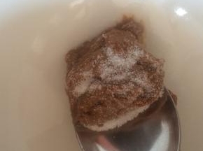 芝麻酱中加入少许盐，生抽。