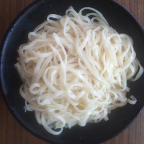 捞出面条、沥干水分，放入碗中。