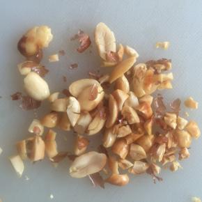 熟花生米拍碎。