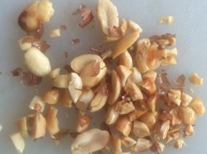 熟花生米拍碎。