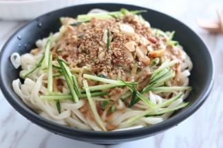 一碗好吃的芝麻酱凉拌面就做好了，花生碎和熟芝麻的加入，使得这碗凉拌面口感更丰富，味道更棒哦，快点享用吧。