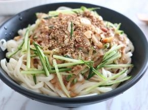 一碗好吃的芝麻酱凉拌面就做好了，花生碎和熟芝麻的加入，使得这碗凉拌面口感更丰富，味道更棒哦，快点享用吧。