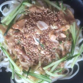 将黄瓜丝、花生碎、熟芝麻放在面条上，淋上稀释好的芝麻酱。