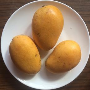 芒果清洗干净。