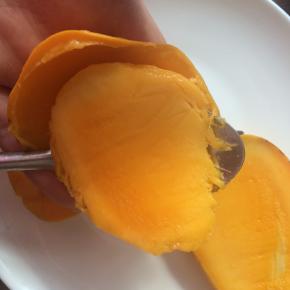 用勺子取下芒果肉。