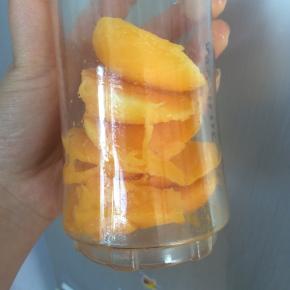 将芒果肉放入料理机中，加入少许水。