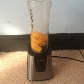 料理机搅打成细腻的芒果泥。