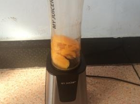 料理机搅打成细腻的芒果泥。
