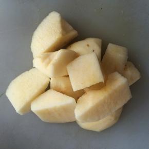 苹果去皮切小块。