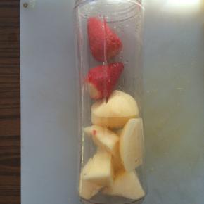 将苹果块、草莓放入料理机内。