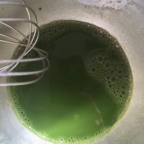 青汁粉加入水，用蛋抽搅打均匀。
加入玉米油，搅打均匀。