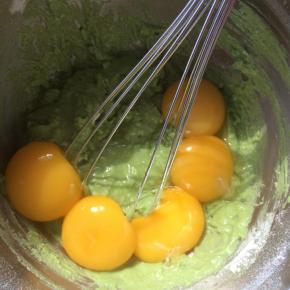 分离蛋黄、蛋清、面糊中加入蛋黄，翻拌均匀。