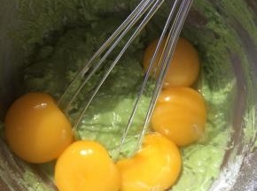 分离蛋黄、蛋清、面糊中加入蛋黄，翻拌均匀。