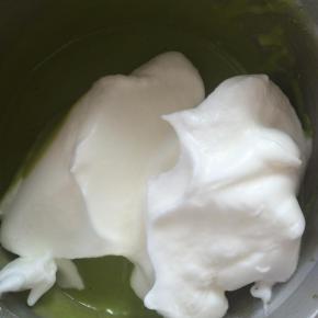 取三分之一的蛋白，放进蛋黄糊中翻拌均匀。不要转圈搅拌，以免消泡。