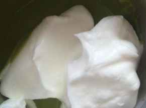 取三分之一的蛋白，放进蛋黄糊中翻拌均匀。不要转圈搅拌，以免消泡。
