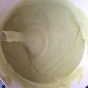 拌好的蛋黄糊全部倒回剩余的蛋白中，翻拌均匀，切记动作要快要轻。