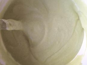 拌好的蛋黄糊全部倒回剩余的蛋白中，翻拌均匀，切记动作要快要轻。