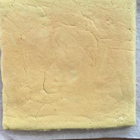 烤好的蛋糕卷，立即取出，震出热气，撕掉油纸，晾凉。