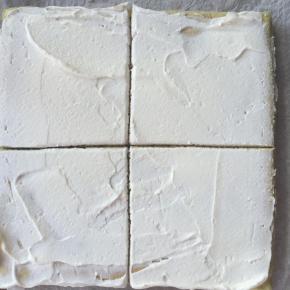 淡奶油加糖打发后，均匀的涂抹在蛋糕片上，将蛋糕片切成四片 。