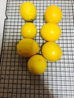 用厨房纸巾擦干柠檬表皮