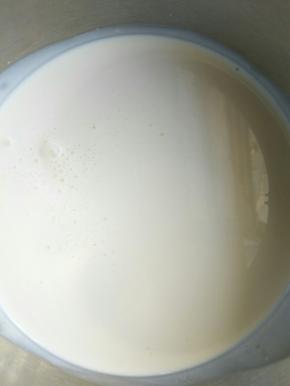 300克淡奶油加30克砂糖倒入无水无油的容器