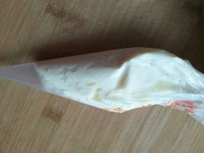 打发后倒入一次性裱花袋备用