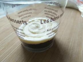 裱花袋剪小孔，挤一层淡奶油