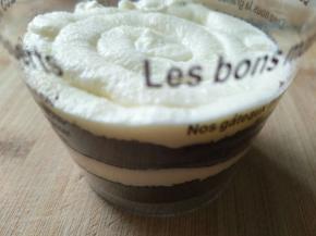 然后一层奥利奥一层淡奶油，直到装满杯子