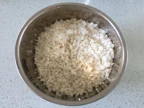 买来的糯米洗干净，泡3到5天，每天最少换水2次，每次要冲洗干净