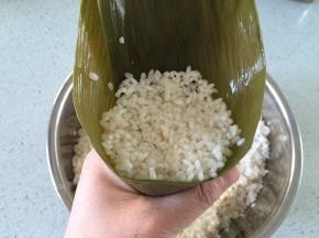 装入泡好的糯米
