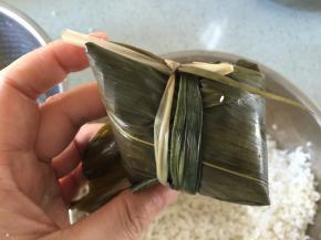 用马莲叶把包好的粽子绑紧
