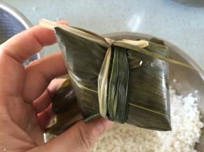 用马莲叶把包好的粽子绑紧