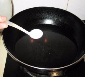 锅里面加入水加入一些盐