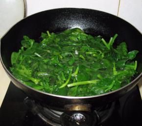 放入穿心莲，过水氽熟