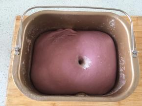 面粉里加入酵母，盐，水，简单用面包机搅拌，加入提前蒸熟并压成泥的紫薯，开始和面，面粉成团后开始发酵到2倍大