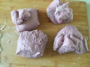 发酵好的面团分成4份