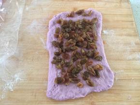 放上事先用温水泡好的葡萄干