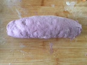 从上往下卷成卷，要卷紧烤出来的面包不会出现空心