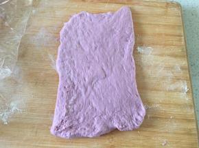 取一个面团用擀面杖擀成长方形，不要太用力排气，面团里少量空气口感才好