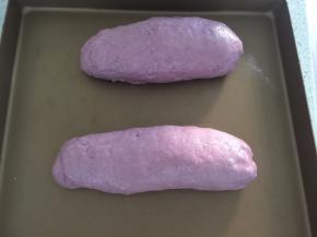 在面团表面抹上油，避名风干面团放在温暖处发酵至变大