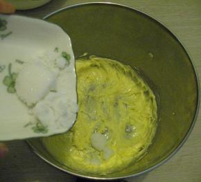 加入糖粉，细砂糖，继续搅打至黄油顺滑，体积稍有膨大