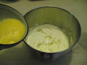 打好的鸡蛋液分3次加到蛋油里。每一次都要搅打到鸡蛋与黄油完全融合再加下一次