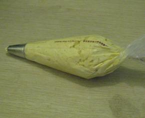 将菊花嘴放进裱花袋，装入面糊，裱花袋剪出小口