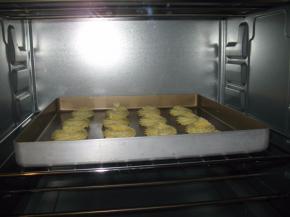 烤箱，上下火，190度预热2分钟后放进烤盘，烤15~20分钟