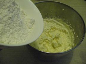 筛入低筋面粉，用橡皮刮刀把面粉和黄油搅拌均匀，直到面粉全部湿润